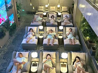 China's 24-Hour SPA Complexes: Eat, Soak, Sleep — Is It a "SPA"?