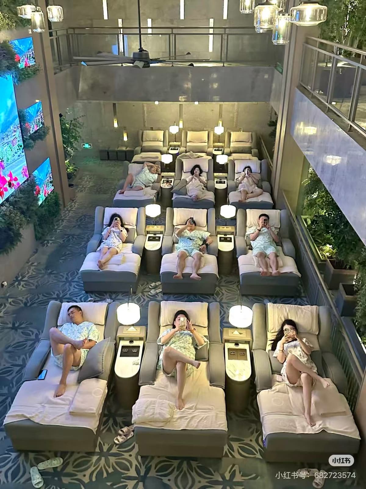 China's 24-Hour SPA Complexes: Eat, Soak, Sleep — Is It a "SPA"?