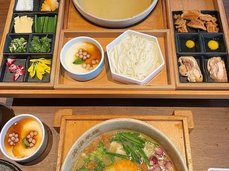 Kunming Cross-Bridge Rice Noodles and Yunnan Bites