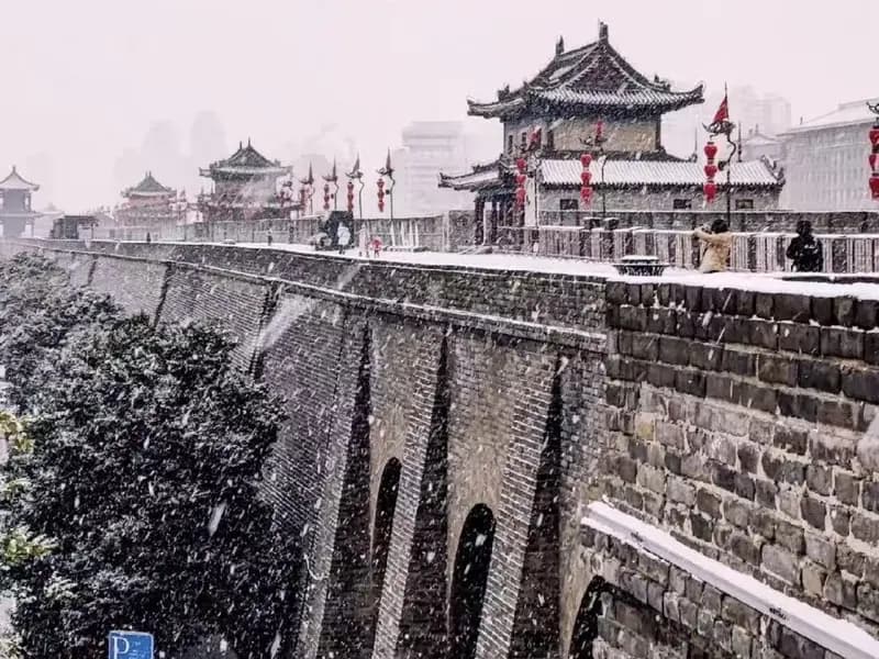 Xi'an in Winter: Quiet Walls and Hot Soup