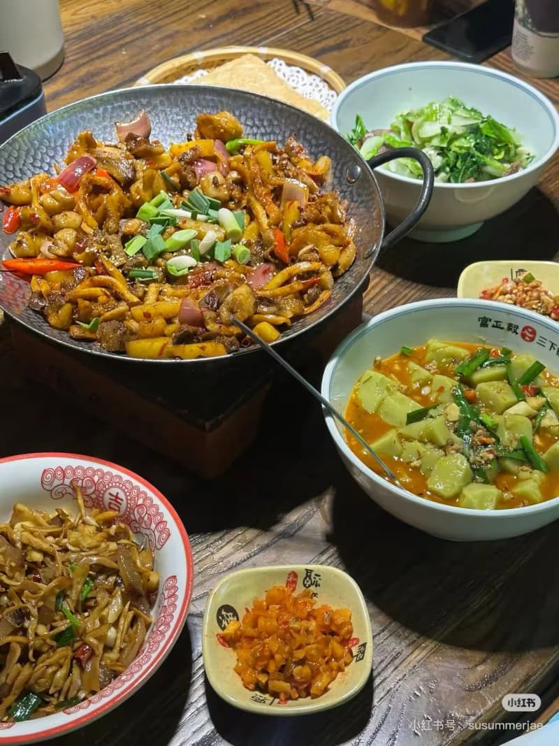 How to Experience Tujia Food and Culture in Zhangjiajie?