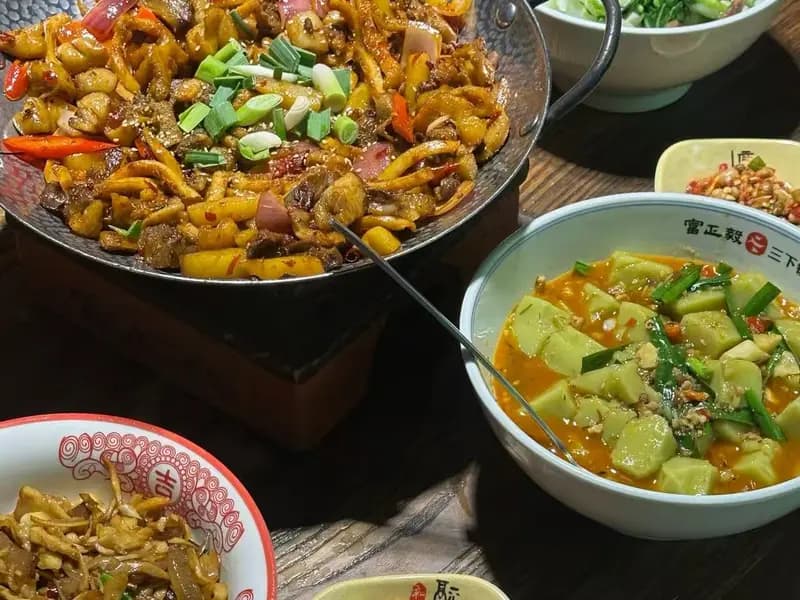 How to Experience Tujia Food and Culture in Zhangjiajie?